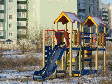 Boş bir oyun alanı. Karantinaya alın. Koronavirüs salgını. Sosyal mesafeyi korumak gereklidir..