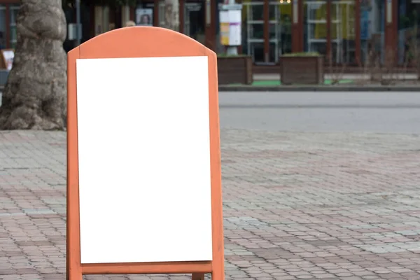 Fast food reklamları için ahşap tahta tahta pano, fast food, şehir caddesinde kahve. Beyaz arkaplan.