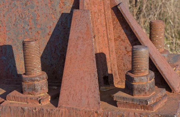 Fragmento Uma Construção Ferro Enferrujado Com Parafusos Porcas — Fotografia de Stock