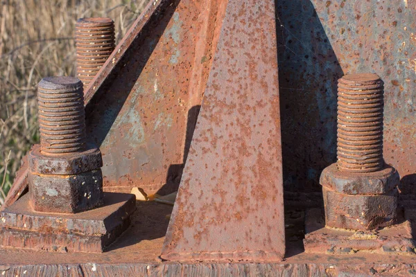 生锈的金属高压输电塔碎片 带有螺栓和螺母的建筑 — 图库照片