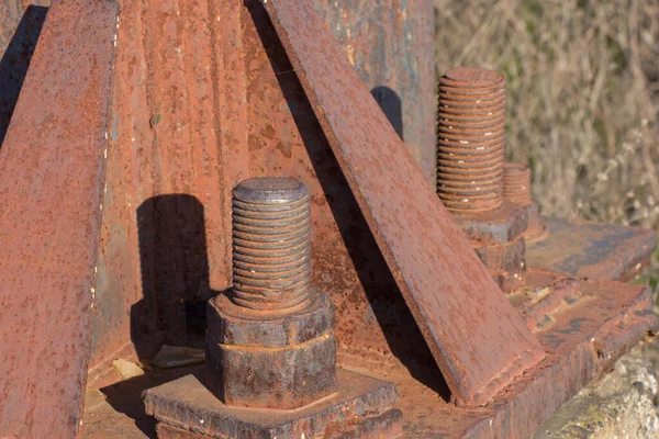 Frammento Una Costruzione Metallo Arrugginito Con Bulloni Dadi Una Torre — Foto Stock