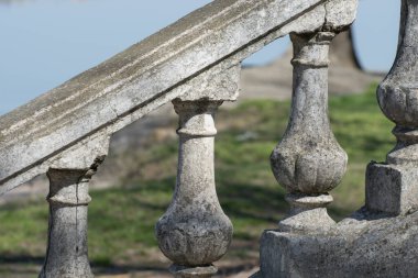 Eski şatonun merdivenlerinin kıvrımlı elementleri.