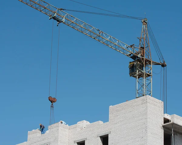 Old Construction Crane Lifting Building Materials Construction Multi Story Building — Stock Photo, Image