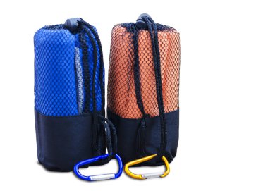 Beyaz arka plandaki havluları ayır. Spor ve spor için iki havlu. Sağlıklı yaşam tarzı.