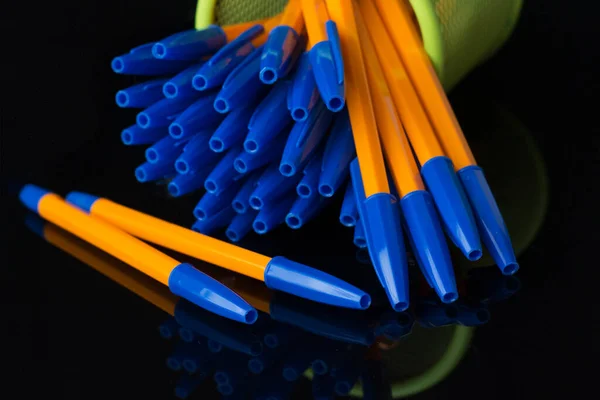 Kugelschreiber Auf Dem Tisch Schreibmaterialien Für Schulkinder — Stockfoto