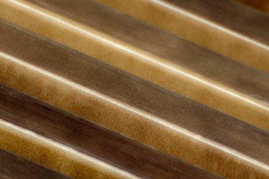 Kahverengi tahta çatalların arka planı. Paralel çapraz çizgiler. Soyut resim.