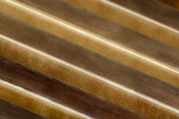 Kahverengi tahta çatalların arka planı. Paralel çapraz çizgiler. Soyut resim.