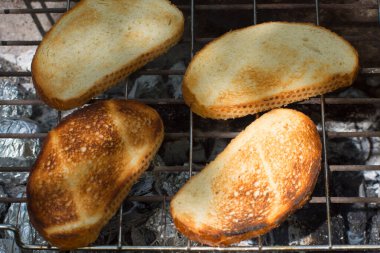 Sıcak kömür ve ızgara pişiriyorum. Izgara ekmek tostu. Yakın plan fotoğraf..