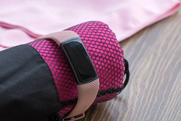 运动训练用智能健身表和粉色微纤维毛巾 — 图库照片