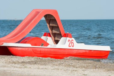 Deniz kıyısında tek başına yüzen turistler için katamaran. Denizde huzur içinde yat..