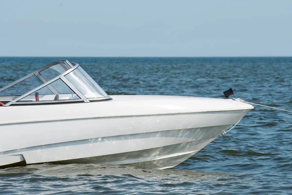 Ein Weißes Schnellboot Oder Motorboot Schwimmt Blauen Meer — Stockfoto