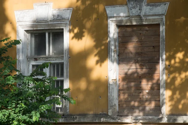 Casa Abandonada Janelas Estavam Cheias Placas Monumento Arquitetônico Está Precisando — Fotografia de Stock
