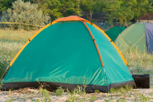 Зеленый Кемпинг Палатка Лагерь Моря — стоковое фото