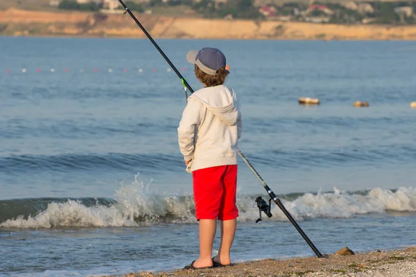 Ein Junge Meer Fischt Fischer Und Angelrute — Stockfoto