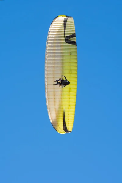 Paraplanovo Křídlo Proti Modré Obloze Spodní Pohled Dva Paraglidisté Létají — Stock fotografie
