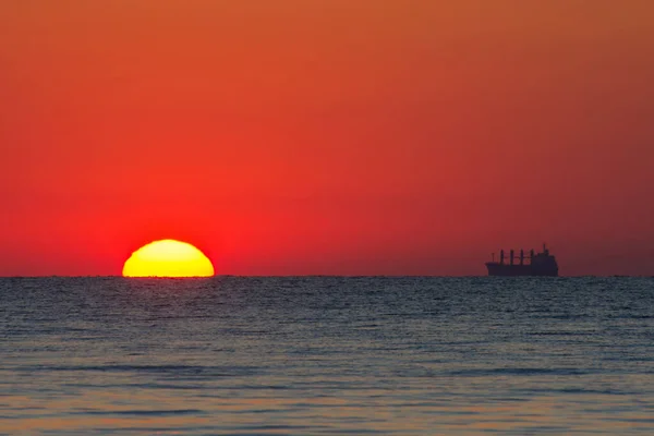 Sylwetka Dużego Statku Wschodzące Słońce Przylądek Morski Jesienny Poranek Nad — Zdjęcie stockowe