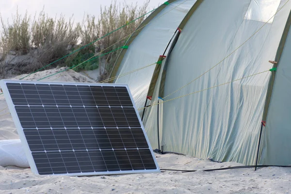 Kamp için Solar Chargers. Kamp malzemeleri. Güneş panelleriyle çölde kamp kurarak enerjiyi güneşten elektriğe dönüştürüyorlar..