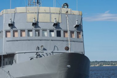 Geminin gövdesi limanda. Ön görünüm.