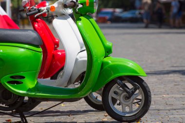 Şehir caddesinde renkli scooterlar.