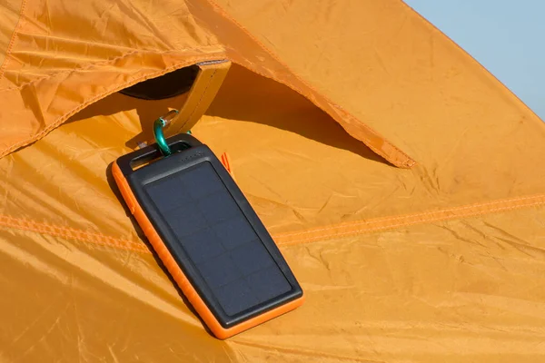 Carregue Seu Telefone Sem Fio Com Painel Solar Equipamentos Para — Fotografia de Stock