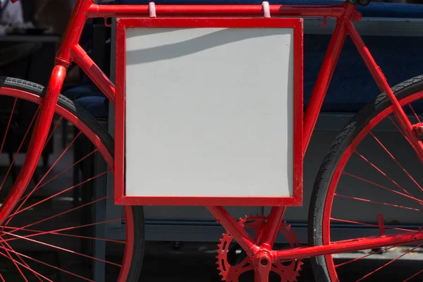 Whiteboard Für Anzeigen Rotes Vintage Fahrrad Stilisiert Als Werbetafel — Stockfoto