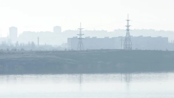 Silueta Una Ciudad Industrial Río Está Primer Plano Soportes Eléctricos —  Fotos de Stock