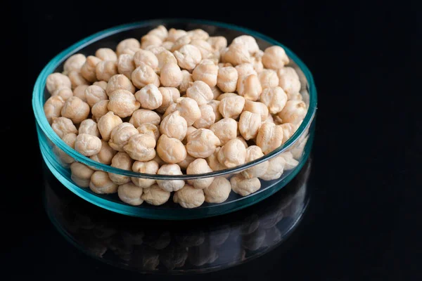 Garbanzos Secos Recipiente Vidrio Sobre Fondo Negro — Foto de Stock