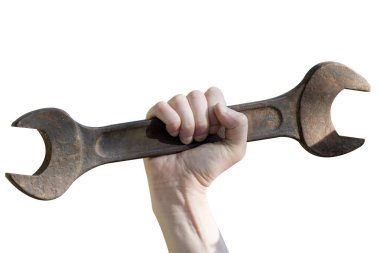 Bir adamın elinde büyük bir anahtar. Beyaz arkaplanda izole et.