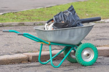 Üflemeli demir el arabası. Sokakları organik atık ve yapraklardan temizliyorum..