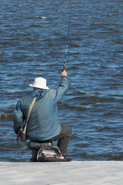 Pescador Dique Ciudad Está Pescando — Foto de Stock