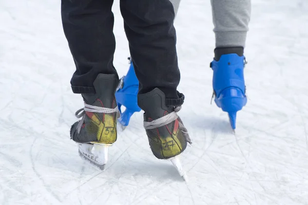 Winteraktivitäten Und Erholung Freien Ein Paar Kinder Schlittschuhlaufen — Stockfoto