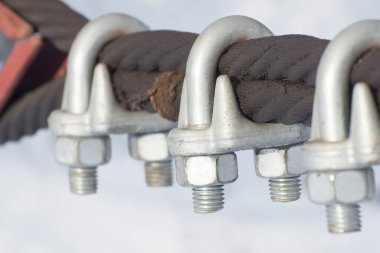 Çelik tellerin güvenlik kilidi U-Bolts ile bağlanması. Fotoğrafı kapat..