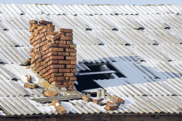 Старый Разрушенный Дымоход Крыше Дома Зимой Заброшенные Здания — стоковое фото