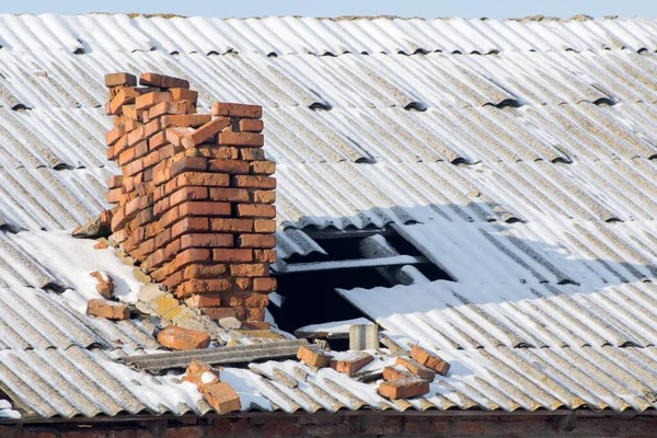 Old Destroyed Chimney Roof House Winter Abandoned Buildings — Stock Photo, Image