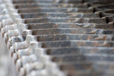 Askeri tank takibi yaklaşıyor. Geometrik elementlerden soyut illüstrasyon.