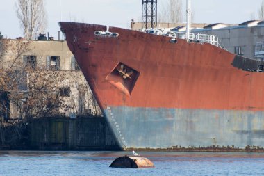 Tersane manzarası. Rıhtımdaki eski bir geminin gövdesi..