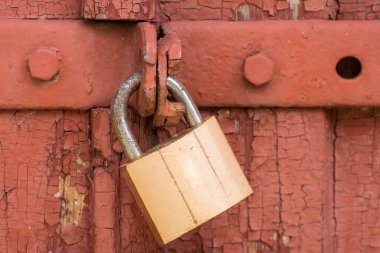 Eski ahşap kapıya asma kilit. Ev koruması, aile güvenliği, mülk güvenliği.