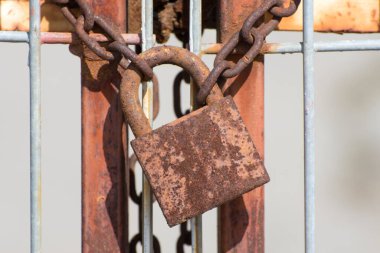 Paslı pudlock ve zincir kapıda. Giriş ve geçit kapalı. Korunaklı bölge. Dur!!