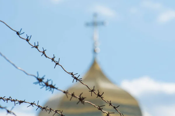 Cúpula Igreja Atrás Arame Farpado Símbolo Homem Deus Religião Nas — Fotografia de Stock