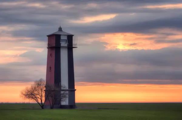 Alter Leuchtturm Morgengrauen Himmel Hintergrund Mit Schönen Wolken Und Orangefarbenem — Stockfoto