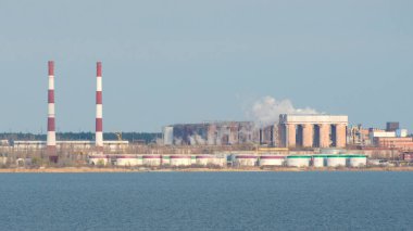 Endüstriyel arazi. Çimento üretim tesisi. Eski bir fabrikanın panoramik çekimi.