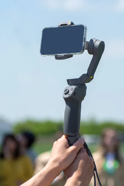 Handheld Smartphone Stabilisator Handen Van Een Meisje Blogger Schiet Video — Stockfoto