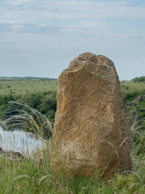 Nehir kıyısında büyük bir taş. Eski mezarlıktaki mezar taşı.