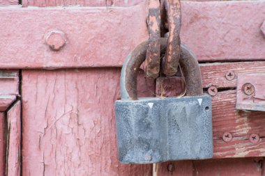 Ahşap kapıdaki eski asma kilit. Giriş kapalıdır. Dur dedim! Geçit kapandı..