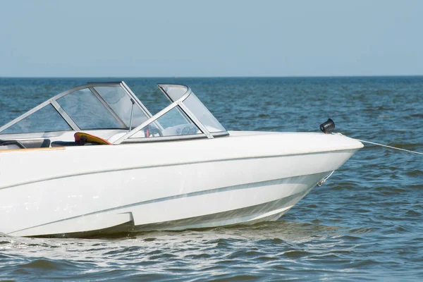 Ein Weißes Schnellboot Oder Motorboot Das Blauen Meer Segelt Ruhe — Stockfoto