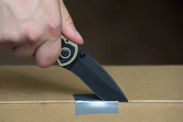 Доставка Пошти Посилок Чоловік Відкриває Картонну Коробку Ножем Крупним Планом — стокове фото