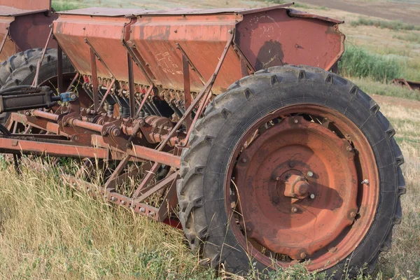Gamla Jordbruksmaskiner Rusty Seeder Kanten Ett Fält — Stockfoto