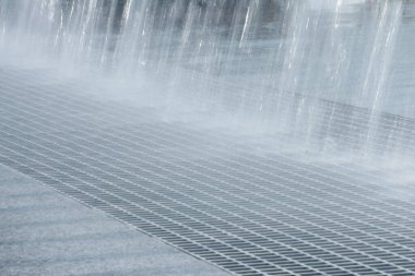 Çeşme suyu jetleri kapanıyor. Basit gri su sıçrama arkaplanı.