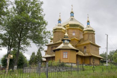 Vorokhta Köyü, Ukrayna, 31 Temmuz 2021: Kutsal Bakire 'nin Doğuşu Kilisesi. Yaz görünümü.