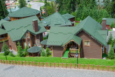 Polianytsia Köyü, Ukrayna, 31 Temmuz 2021: Karpat Dağları, Ukrayna 'daki Bukovel kış kayak merkezinin kır evleri. Yaz görünümü.